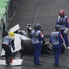 Lewis Hamilton, al lado de su Mercedes siniestrado.-AP / NELSON ANTOINE