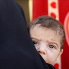 Una mujer con su hijo en brazos en una hospital móvil en el oeste de la ciudad de Mosul.-REUTERS