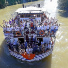 La familia delRealValladolid navega en la Leyenda delPisuerga las aguas del río durante la celebración del ascenso.-J.M.LOSTAU