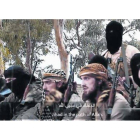 Imagen captada de un vídeo que muestra a tres franceses entre otros miembros del Estado Islámico.-Foto: FRANCE PRESS