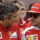 Fernando Alonso, a la derecha, conversa con el italiano Marco Mattiacci, nuevo jefe de la escuderia Ferrari, en el Circuit de Catalunya.-Foto: AP / LUCA BRUNO