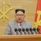 Kim Jong-un, durante la alocución dirigida ayer a los norcoreanos, que la televisión nacional emitió en bucle todo el día.-REUTERS / KCNA