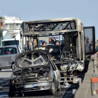 El autobús escolar quemado por el conductor senegalés como protesta por la muerte de migrantes en Italia.-FLAVIO LO SCALZO (AFP)