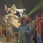 El rey Melchor saluda a los niños que se citaron el año pasado en la cabalgata de Zamora.-ICAL