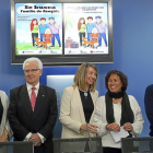 La consejera, Alicia García, con el presidente de Cruz Roja, José Varela, Nieves Jiménez y la familia acogedora.-ICAL