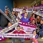 Aficionados del Real Valladolid que pertenecen a la Federación de Peñas, ayer, en una de sus sedes.-J.M. LOSTAU