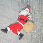 Descenso de Papá Noel por la fahcada de El Corte Inglés. -PHOTOGENIC