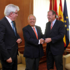 El alcalde de León, Antonio Silván (D), se reúne con el cónsul honorario de España en Washington, Luis Fernando Esteban Bernáldez (C), y el rector de la Universidad de León, José Ángel Hermida (I).-ICAL