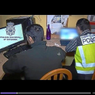 Agentes del Cuerpo Nacional de Policía revisan los ordenadores de uno de los detenidos en España.-E. M.