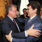 Conferencia-desayuno del alcalde de León, Antonio Silván, organizado por Fórum Europa. En la imagen el presidente Regional del PP, Alfonso Fernández Mañueco, saluda al alcalde de León al finalizar el acto.-ICAL