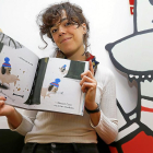 La ilustradora vallisoletana Cinta Arribas con uno de sus trabajos.-J. M. LOSTAU