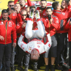 Sábastien Loeb celebra con un salto mortal en el podio de Salou su triunfo en el Rally RACC Catalunya.-JAUME SELLART