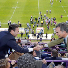 Juan Carlos Martin ‘Hansen’, presidente de El Salvador,  saluda al Rey Felipe VI a su llegada al estadio José Zorrilla.-CASA REAL