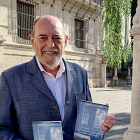 Clemente Barahona, junto a su libro frente a la fachada de la Universidad de Valladolid. ArgiComunicación.