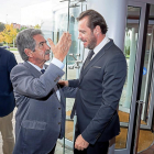 Revilla saluda a Puente a su llegada al centro cultural Miguel Delibes.-PABLO  REQUEJO / PHOTOGÉNIC