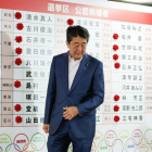 El primer ministro japonés, Shinzo Abe, durante las elecciones parlamentarias.-EFE