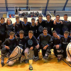 Los jugadores del CPLV infantil posan con la copa de campeones.-EM