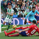 Saúl marca el único gol del partido lanzándose para rematar en el segundo palo un centro de Vrsaljko.-CRISTINA QUICLER / AFP