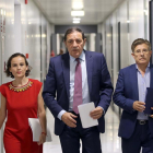 El consejero de Sanidad, Antonio María Saéz, informa sobre las inversiones en equipamiento sanitario en Castilla y León junto al gerente, Rafael López, y la directora general de Infraestructuras, Susana García.-ICAL