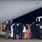 Los primeros 162 inmigrantes procedentes de Libia tras aterrizar en el aeropuerto de Pratica di Mare, en Roma.-EFE / MASSIMO PERCOSSI
