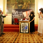 La escritora salmantina Pilar Fraile recibe el Premio de la Crítica, durante la 54 Feria del Libro de Valladolid. - ICAL