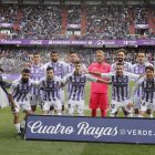 Once inicial del Real Valladolid frente al Valencia. Arriba, de izquierda a derecha: Alcaraz, Joaquín, Cop, Yoel, Borja y Kiko Olivas; en la fila de abajo: Verde, Moi, Toni, Antoñito y Keko.-J. M. LOSTAU
