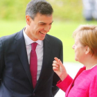 Primera reunión entre Pedro Sánchez y Angela Merkel en Berlín.-REUTERS