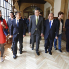 El presidente de la Diputación de León, Juan Martínez Majo, recibe a la delegación china de la Prefectura de Leshan para trabajar en el hermanamiento entre las dos provincias.-ICAL