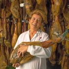 Clotilde Sánchez, en uno de los secaderos de su fábrica de Guijuelo (Salamanca), con una pieza de jamón ibérico.-ARGICOMUNICACIÓN