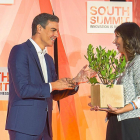 Rocío Arroyo recibe el premio de manos de Pedro Sánchez.-ICAL