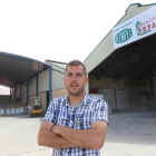 Daniel Cuesta, en la planta de selección de semillas en Grijota (Palencia)del grupo Tecnipec.-MANUEL BRÁGIMO