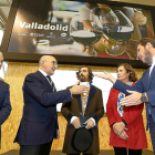 Jesús Julio Carnero y Óscar Puente dialogan en presencia de la consejera Josefa García Cirac.-J.M.LOSTAU