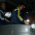 El equipo y el cuerpo técnico del club turco abandonan el vehículo tras sufrir el ataque de un grupo de desconocidos.-Foto: REUTERS