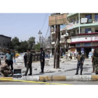 Varios policias inspeccionan la escena de crimen donde exploto una bomba en un mercado popular del barrio Nuevo Bagdad-EFE / AHMED JALIL