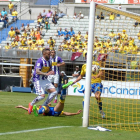Roger observa cómo entra el balón en la portería de Las Palmas en el partido del pasado 26 de abril.-Photo-deporte