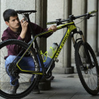 Sergio Iglesias muestra el sistema que ha desarrollado para identificar a vehículos que sobrepasen a los ciclistas sin respetar la distancia mínima de seguridad.-ENRIQUE CARRASCAL