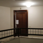 Entrada a la vivienda, precintada por la policía.-J.M. LOSTAU