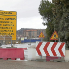 Un cartel alerta ayer del corte del puente sobre la A-62 que une la carretera de Ciguñuela y La Vega.-PABLO REQUEJO