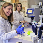 Zoraida Verde  y Ana Fernández, autoras del estudio que relaciona la vitamina D y la calidad de vida en la población longeva.-MARIO TEJEDOR