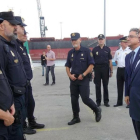 El ministro del Interior, José Ignacio Zoido, en una de las visitas a la policía desplegada en Catalunya.-AFP