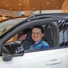 Marcela Santos y Miguel Ángel Peñas, en un coche de Palausa-Volvo. / PHOTOGENIC