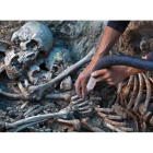 Trabajos de exhumación de una fosa en Gurb.-MARC VILA