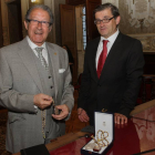 Juan Andrés Oria de Rueda (D), junto al director de la institución, Marcelino García Velasco (I), en la toma de posesión como nuevo académico numerario de la institución Tello Téllez de Meneses.-ICAL