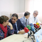 El consejero de Sanidad, Antonio María Sáez Aguado, conversa con algunas personas afectadas por Talidomida antes de participar en una rueda de prensa-ICAL