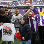 El capitán del Real Valladolid, Álvaro Rubio, se intercambia una camiseta con jóvenes pertenecientes a ASPRONA, durante la presentación de la 38 Marcha-Ical