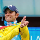 Alejandro Valverde se enfunda el maillot amarillo como vencedor de la Volta a la Comunitat Valenciana.-EFE / MANUEL BRUQUE