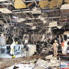 Aspecto del interior de la terminal de salida del aeropuerto de Zaventem tras los ataques terroristas, difundidas por el diario belga Het Nieuwsblad.-