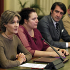 La ministra de Agricultura. Alimentación y Medio Ambiente, Isabel García Tejerina, preside la firma un convenio de colaboración para establecer licencias interautonómicas de caza y pesca.-ICAL