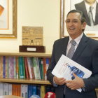 El decano y presidente del Colegio de Economistas de Valladolid, Juan Carlos de Margarida, presenta los resultados del segundo trimestre del Observatorio Económico de Castilla y León.-ICAL