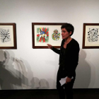 Elisa Ganivet junto a dos de las obras presentes en la exposición.-E. M.